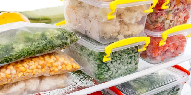 How to Pack Frozen Food When Moving